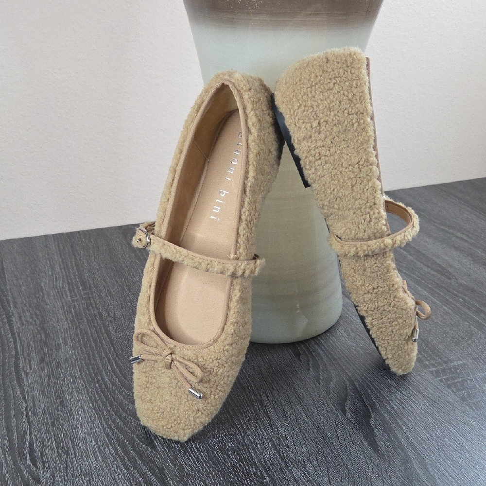 Gianni Bini Womans Tan Ballet Flats Size 11. NWT Faux Fur Elastic Strap Buckle